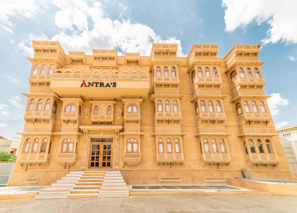 een groot gebouw met een bord erop bij Hotel Antra Inn in Jaisalmer