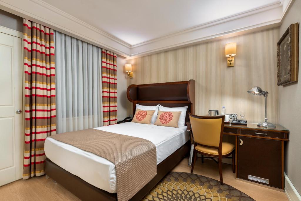Postel nebo postele na pokoji v ubytování Titanic Comfort Sisli
