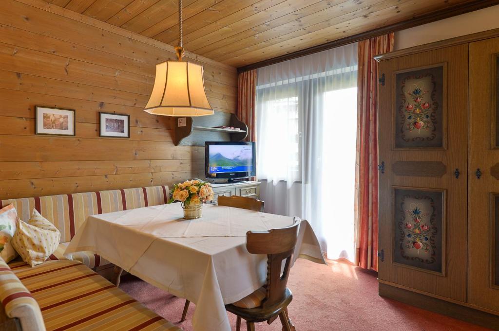 TV a/nebo společenská místnost v ubytování Appartementhaus Holiday