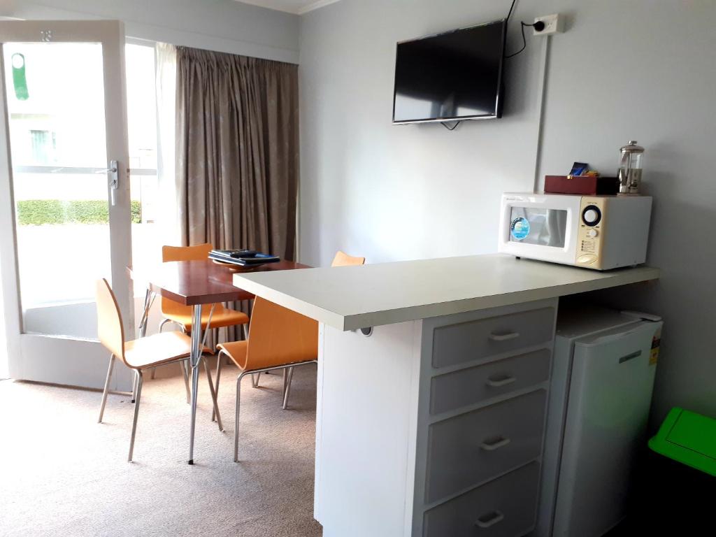 Kuchyň nebo kuchyňský kout v ubytování Edgewater Motel