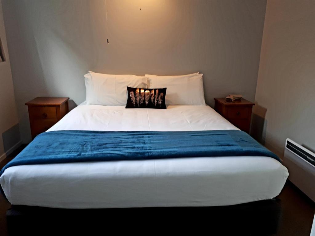 Postel nebo postele na pokoji v ubytování Edgewater Motel