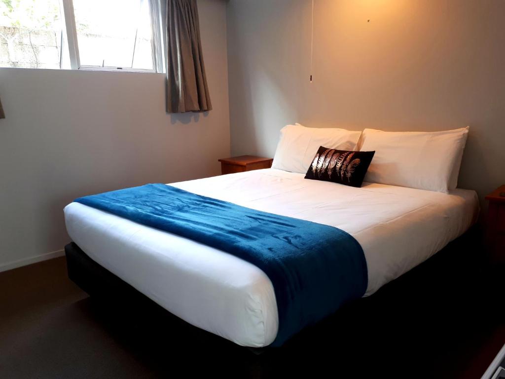 Postel nebo postele na pokoji v ubytování Edgewater Motel