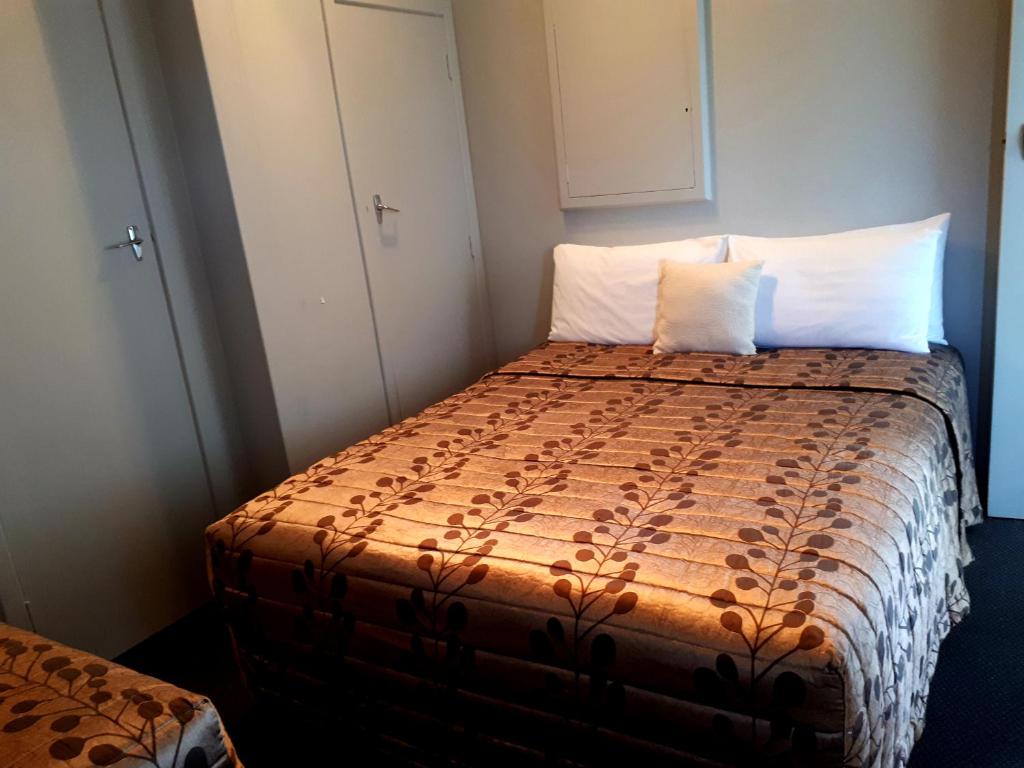 Postel nebo postele na pokoji v ubytování Edgewater Motel