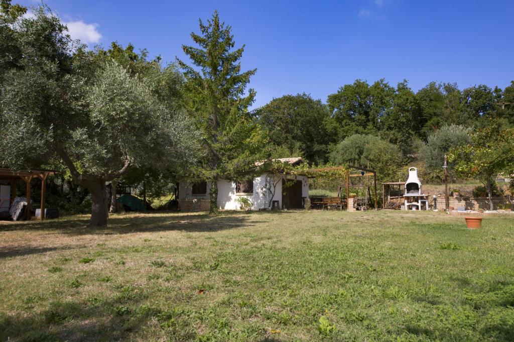 un cortile con una casa e un parco giochi di Chalet di Campagna a Monte Gallo