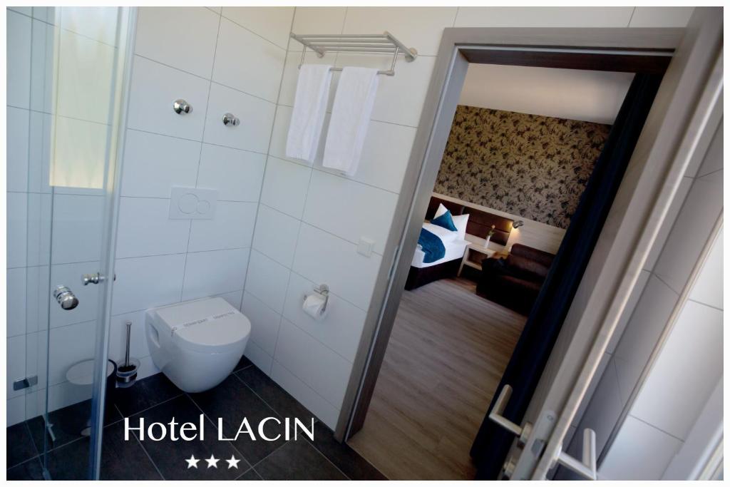 Koupelna v ubytování Hotel LACIN