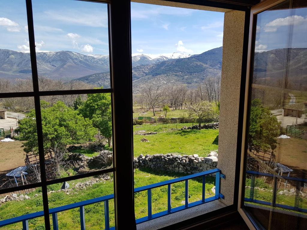 Nespecifikovaný výhled na hory nebo výhled na hory při pohledu z prázdninového domu