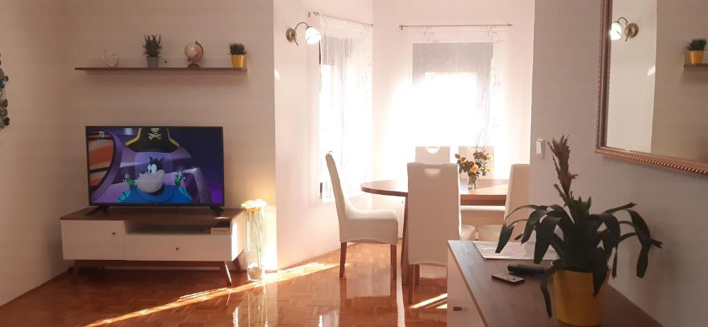 Televízia a/alebo spoločenská miestnosť v ubytovaní Apartment Golden Fields