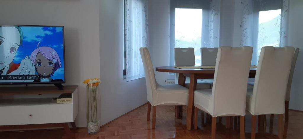Televízia a/alebo spoločenská miestnosť v ubytovaní Apartment Golden Fields