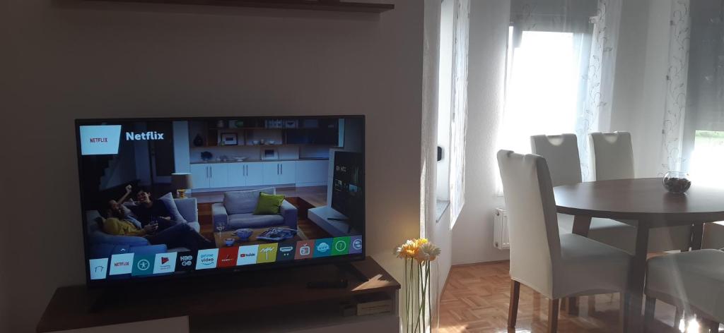 Televízia a/alebo spoločenská miestnosť v ubytovaní Apartment Golden Fields