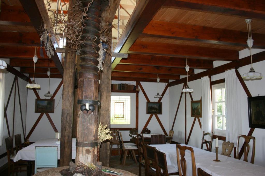 TV a/nebo společenská místnost v ubytování Weingut Albert, Familie Cramer