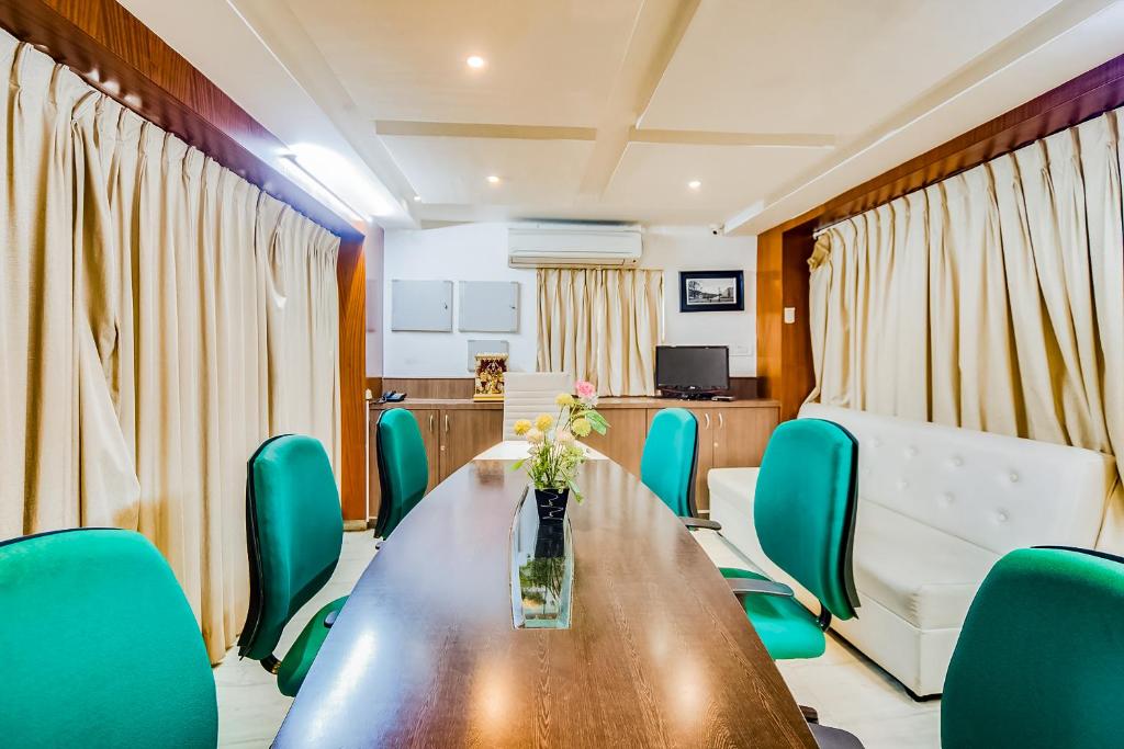 TV a/nebo společenská místnost v ubytování Saibala Grand Airport Hotel