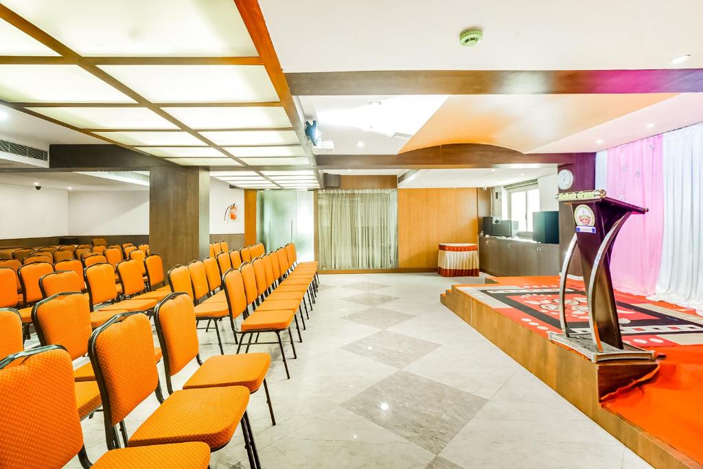 TV a/nebo společenská místnost v ubytování Saibala Grand Airport Hotel