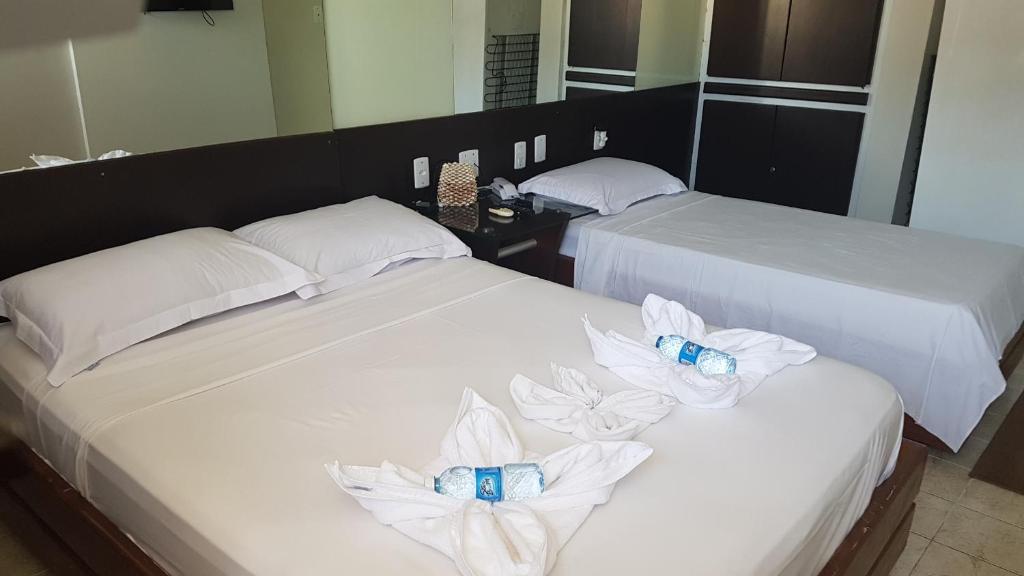 2 łóżka w pokoju hotelowym z ręcznikami w obiekcie Victory Flat Intermares n 64 ap 406 w mieście Cabedelo