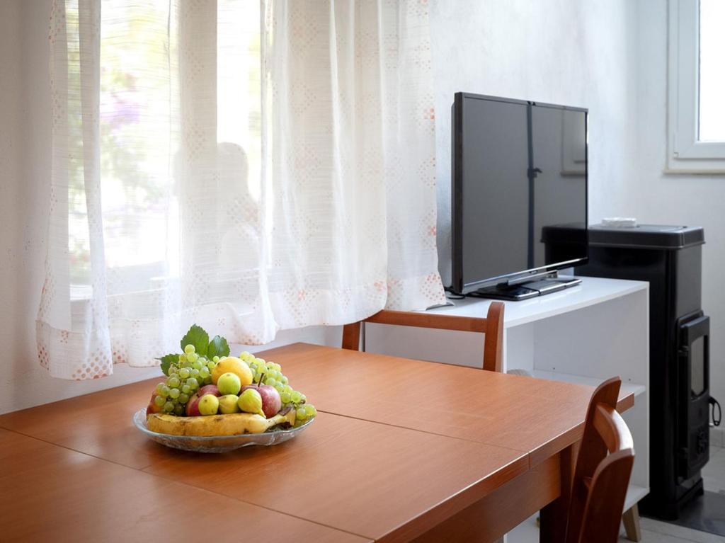 Televízia a/alebo spoločenská miestnosť v ubytovaní Robinson Agava