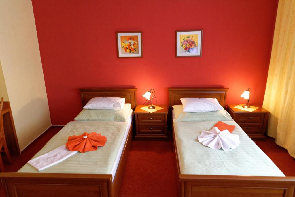 Postel nebo postele na pokoji v ubytování Hotel KAMU GARNI