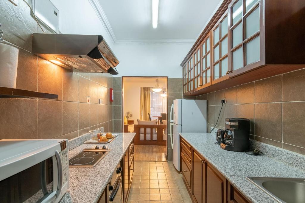 Kuchyň nebo kuchyňský kout v ubytování CySuites Apartment Hotel