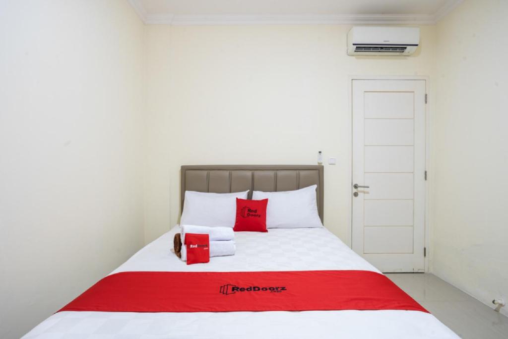 RedDoorz Plus near Siloam Karawaci - RedDoorz Double Room