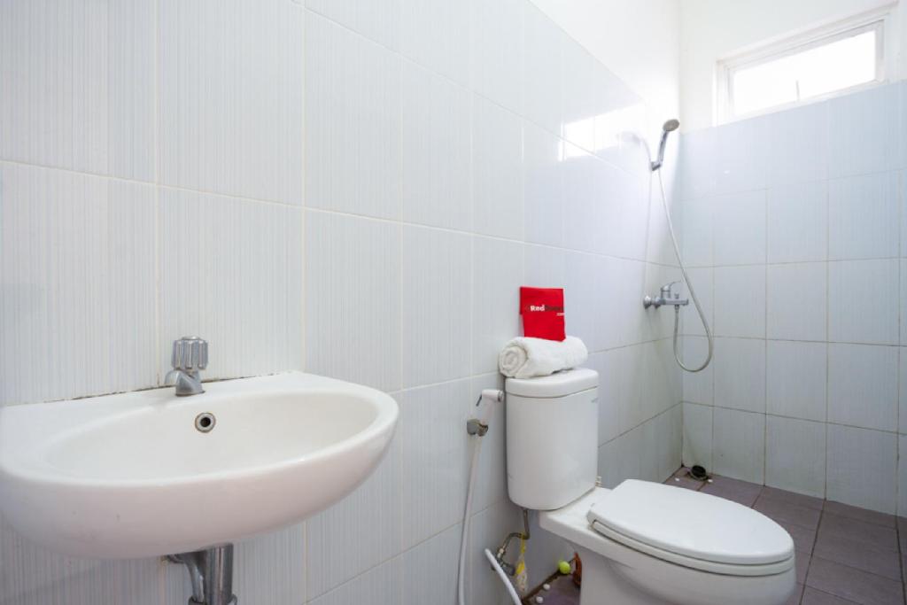 RedDoorz Plus near Siloam Karawaci - Twin Room