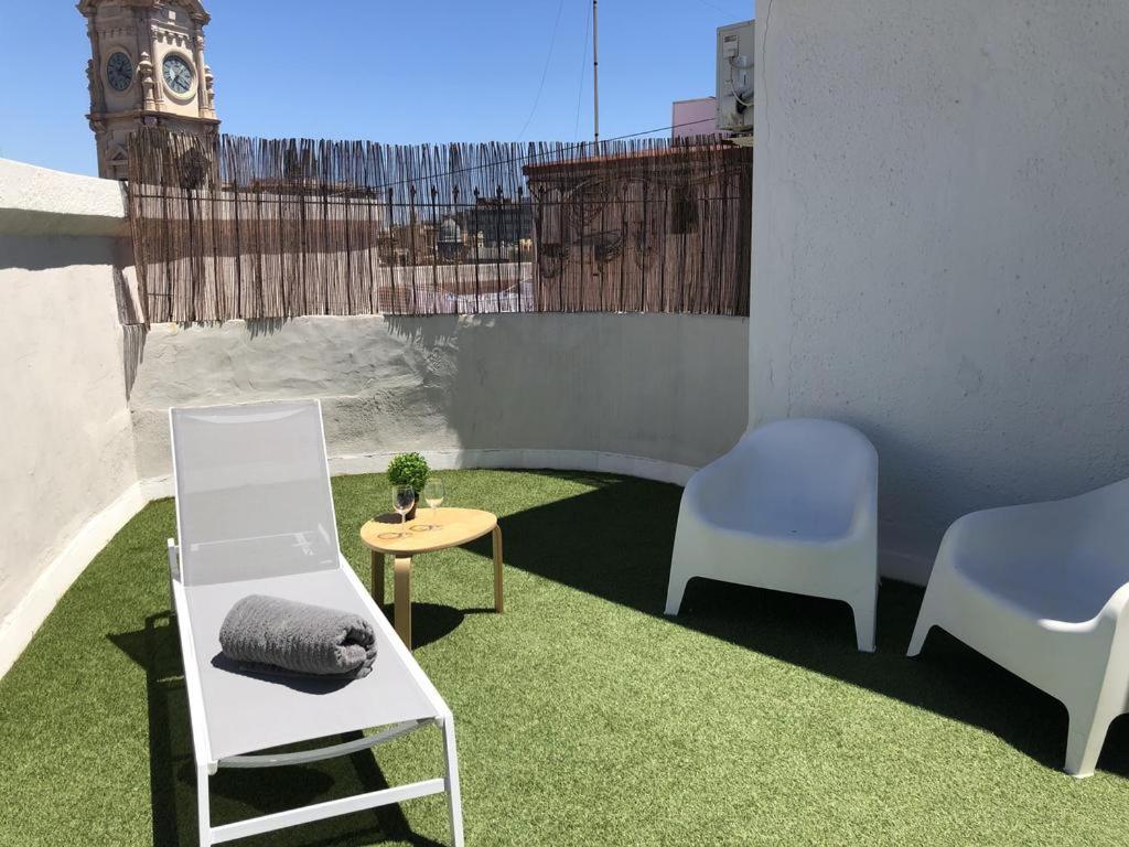 een balkon met 2 stoelen, een tafel en een klokkentoren bij ÁTICO PTA 13 EN EL CENTRO DE VALENCIA VT-45727-T in Valencia