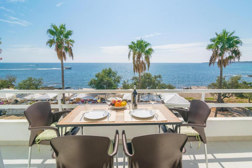 una mesa en un balcón con vistas al océano en Ses Roques de Cala Bona, en Son Servera