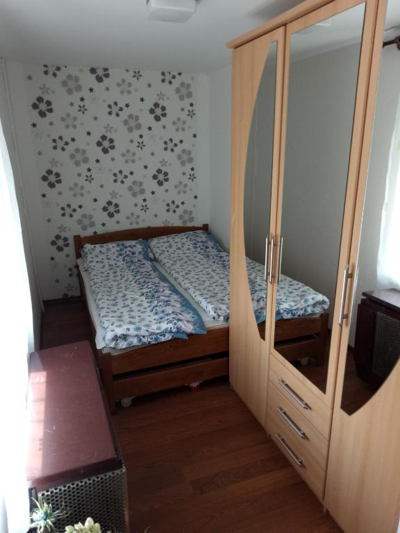 Posteľ alebo postele v izbe v ubytovaní Karos Centrál Apartmanház