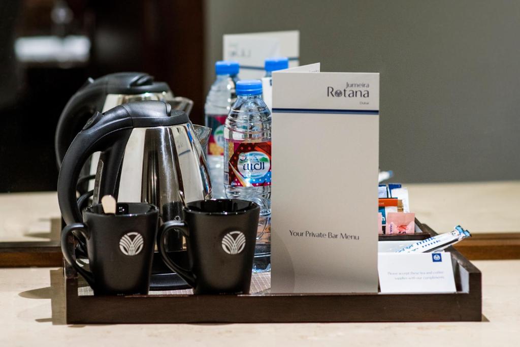 Příslušenství pro přípravu čaje a kávy v ubytování Jumeira Rotana – Dubai