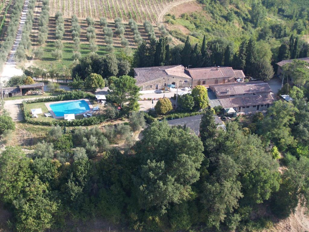 vista aerea su una tenuta con piscina di Agriturismo La Magione a Quercegrossa