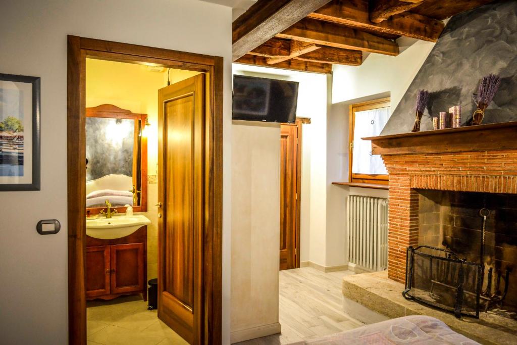 TV a/nebo společenská místnost v ubytování Agriturismo Borgo di Calmasino