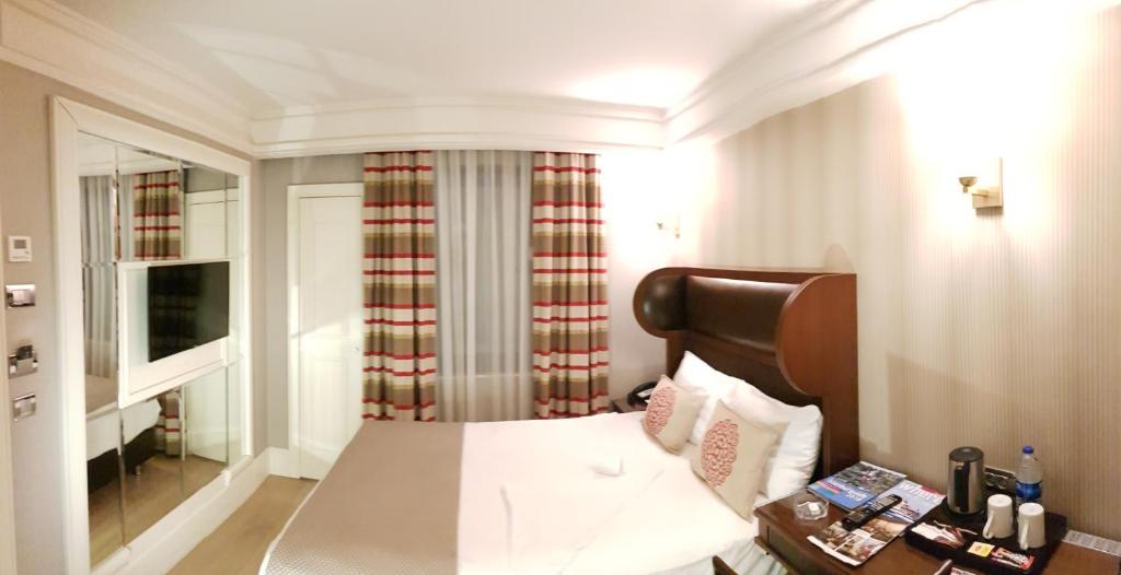 Postel nebo postele na pokoji v ubytování Titanic Comfort Sisli
