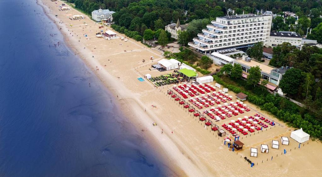 an aerial view of a beach with umbrellas and a building at Baltic Beach Hotel & SPA in Jūrmala