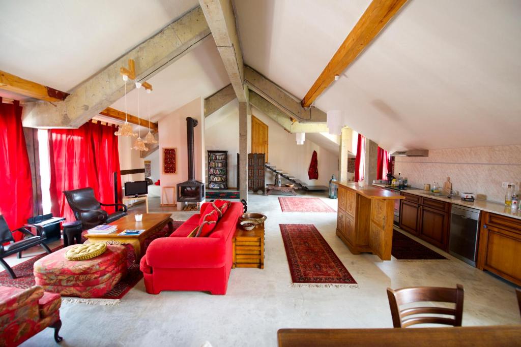 バンスコにあるAntilia Aparthotelの赤い家具付きの広いリビングルーム、キッチンが備わります。