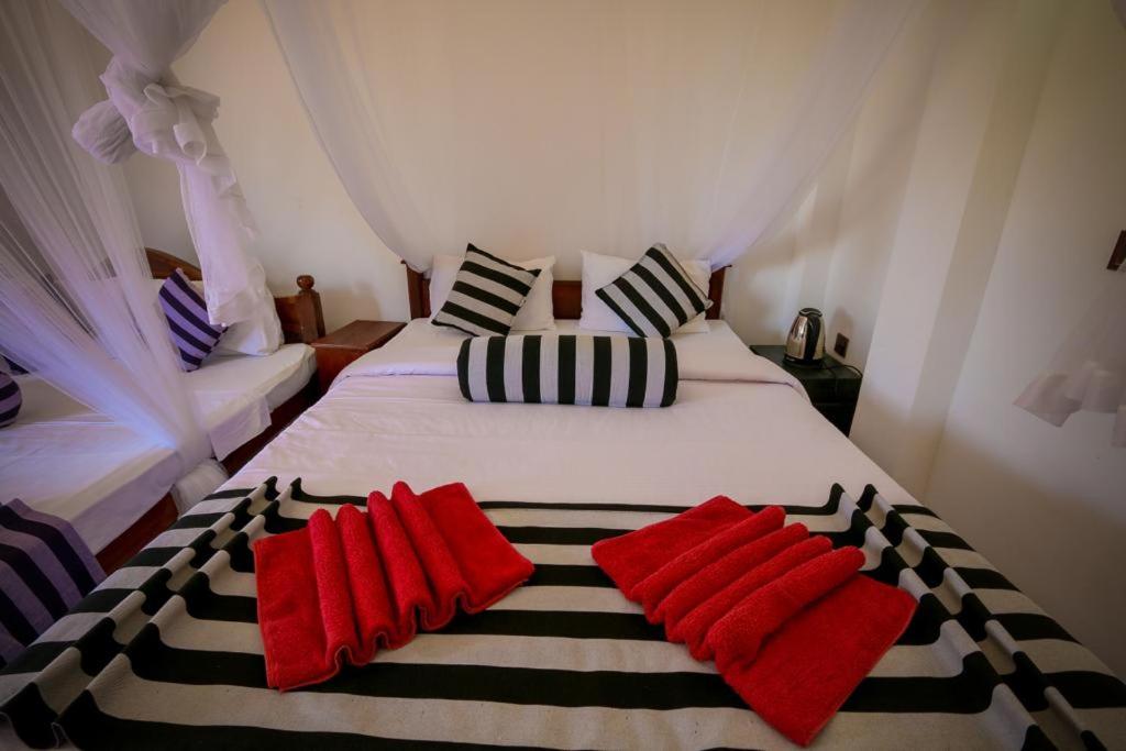 Postel nebo postele na pokoji v ubytování Snuggle Cottage