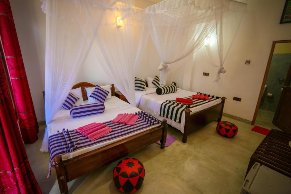 Postel nebo postele na pokoji v ubytování Snuggle Cottage