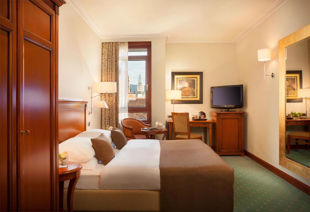 TV a/nebo společenská místnost v ubytování Best Western Premier Hotel Astoria