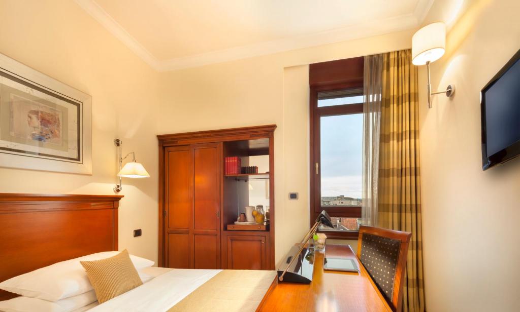 TV a/nebo společenská místnost v ubytování Best Western Premier Hotel Astoria