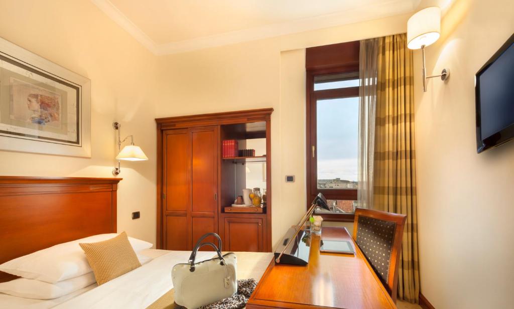 
Queen Room (1 Adult)
