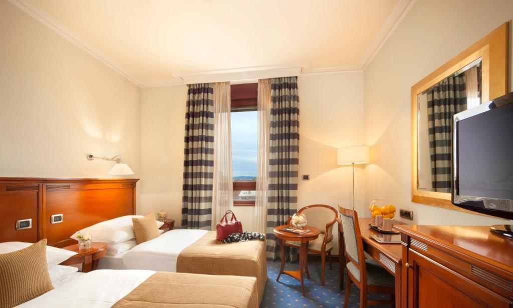 TV a/nebo společenská místnost v ubytování Best Western Premier Hotel Astoria