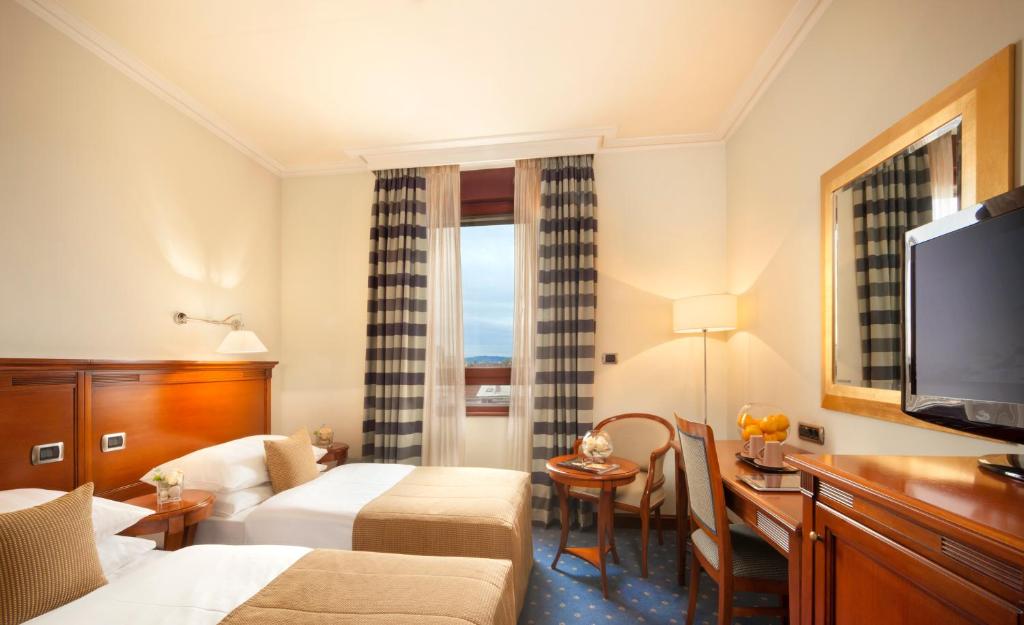 TV a/nebo společenská místnost v ubytování Best Western Premier Hotel Astoria