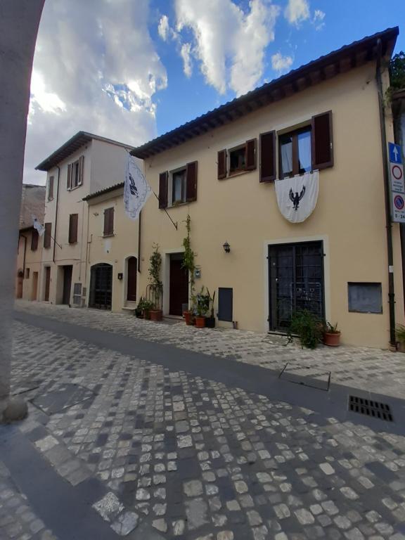 una strada vuota di fronte a un edificio di B&B La Casa di Alice a Foligno