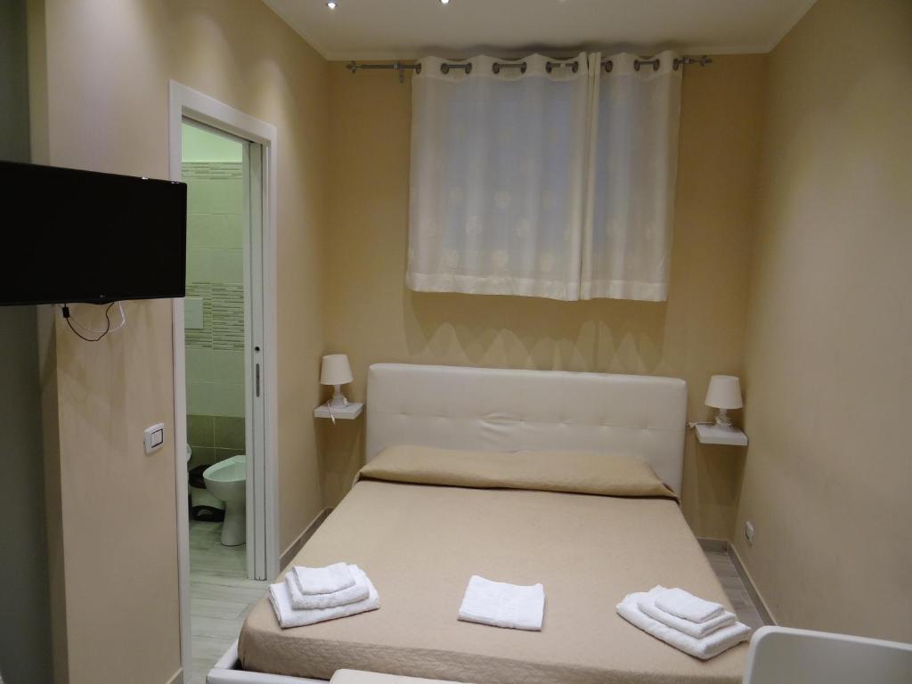 巴勒摩的住宿－Monte Palace Palermo，一间卧室配有一张床,上面有两条毛巾