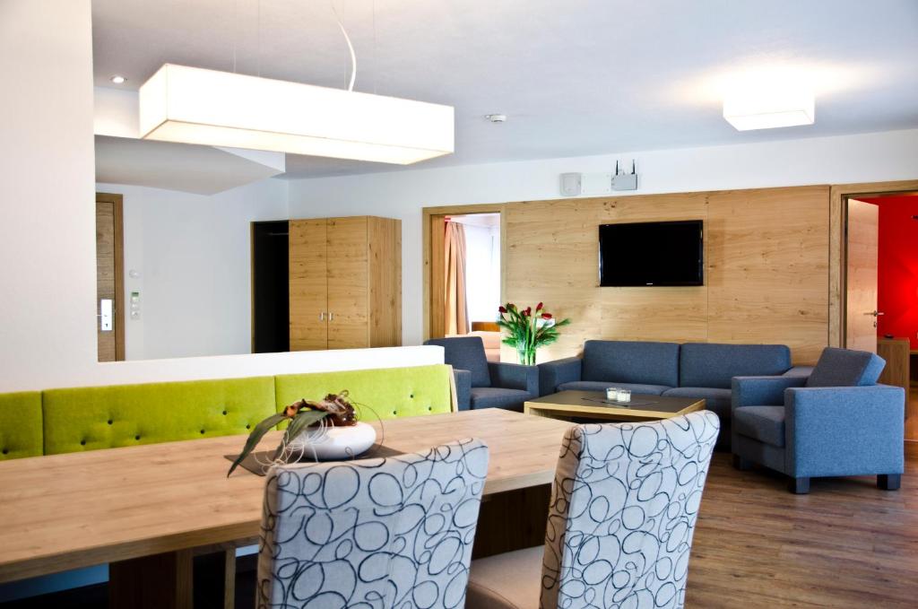 TV a/nebo společenská místnost v ubytování Hotel Garni Alpenland