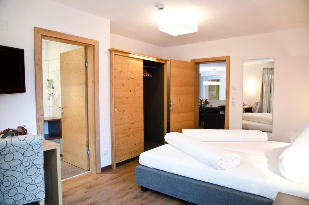 Postel nebo postele na pokoji v ubytování Hotel Garni Alpenland