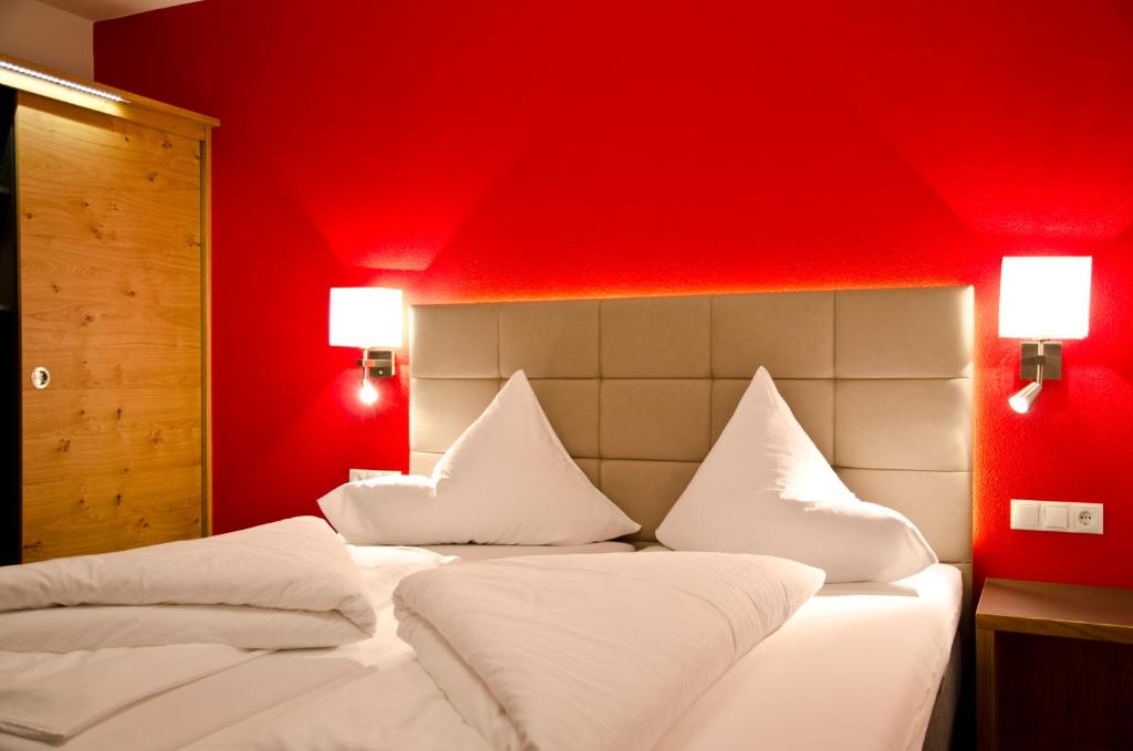 Postel nebo postele na pokoji v ubytování Hotel Garni Alpenland