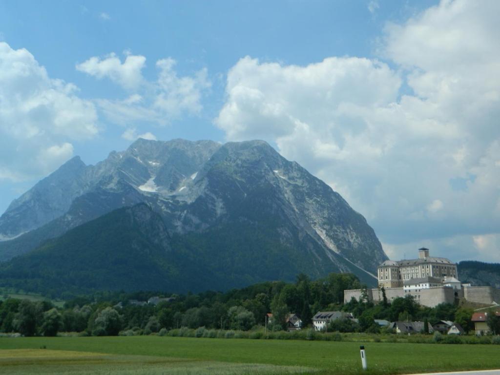 a mountain in distance with a building in the foreground w obiekcie Wohlfühl - Appartement Fewo Pichlarn Irdning Ferienwohnung w mieście Aigen im Ennstal