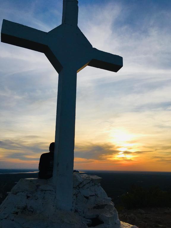 Východ nebo západ slunce při pohledu z ubytování v soukromí nebo okolí