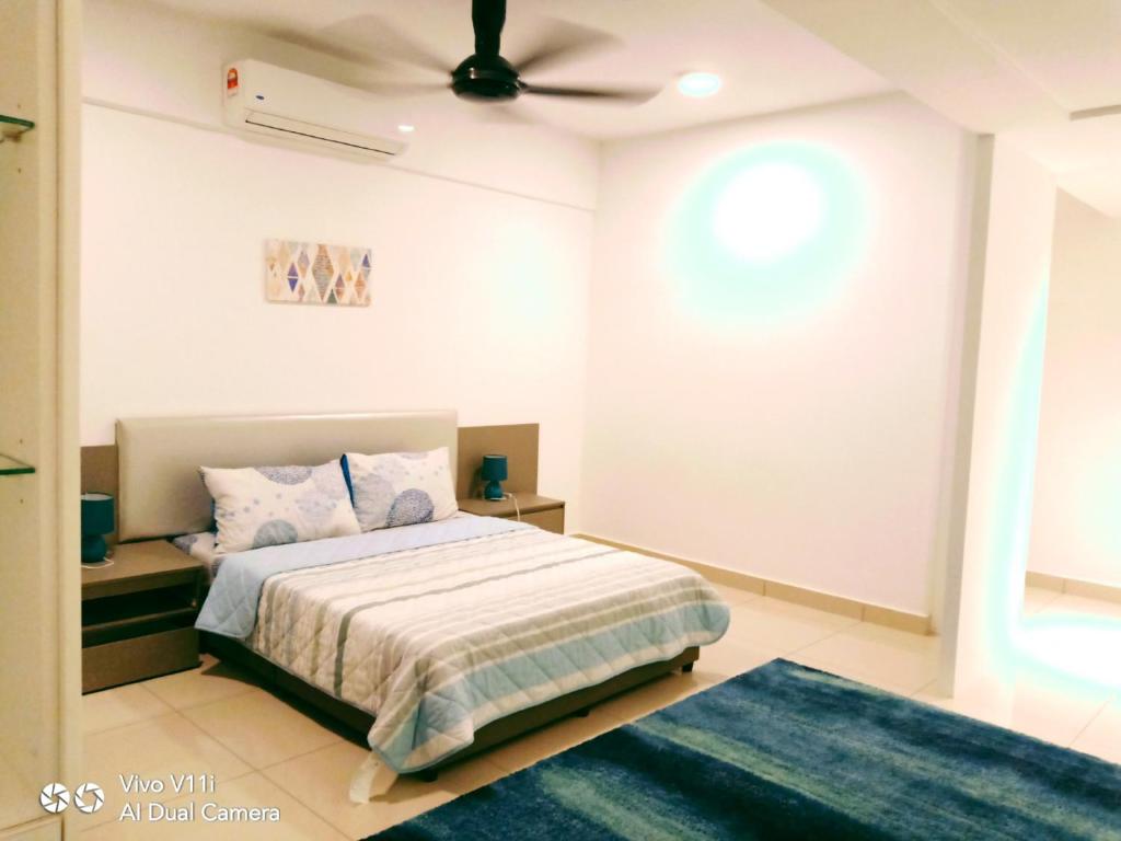 Ένα ή περισσότερα κρεβάτια σε δωμάτιο στο EvoskyhomeBangi Duplex Suite Bangi Sentral