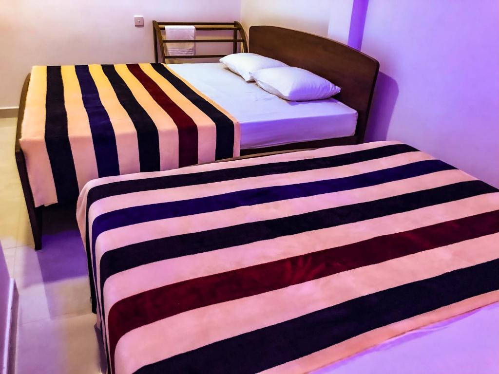 Postel nebo postele na pokoji v ubytování Gimhana Guest House