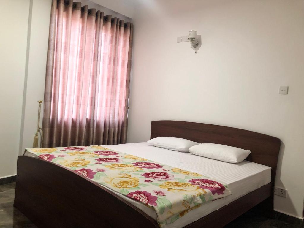 Postel nebo postele na pokoji v ubytování Gimhana Guest House