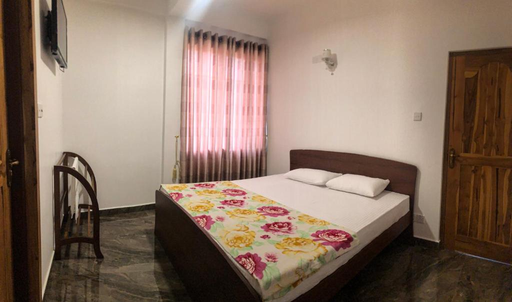 Postel nebo postele na pokoji v ubytování Gimhana Guest House