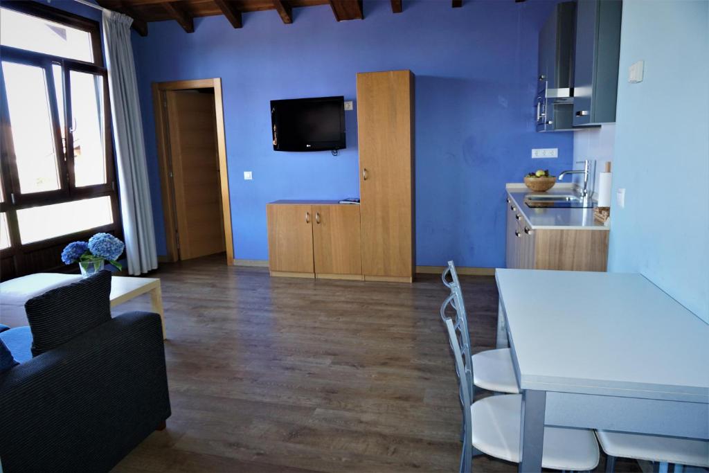 TV a/nebo společenská místnost v ubytování Apartamentos La Playina